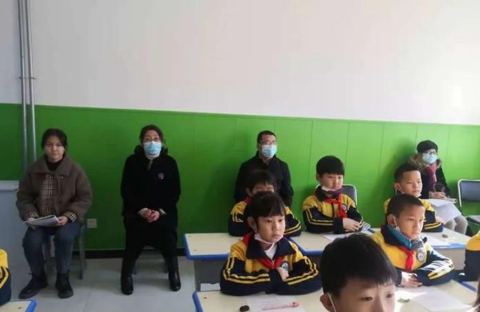 教师与学生交流场景